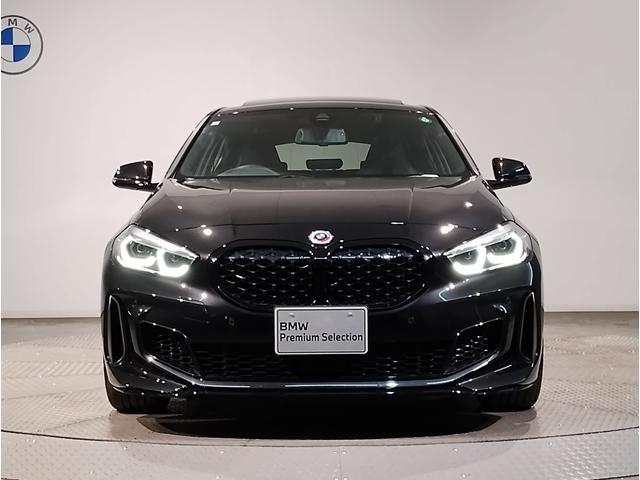 １シリーズ Ｍ１３５ｉ　ｘＤｒｉｖｅ　Ｍプラスパッケージ　パノラマガラスサンルーフ　アクティブクルーズコントロール　ヘッドアップディスプレイ　純正１８インチアルミホイール　ブラックレザーシート　５０周年記念モデル　ワンオーナー（5枚目）