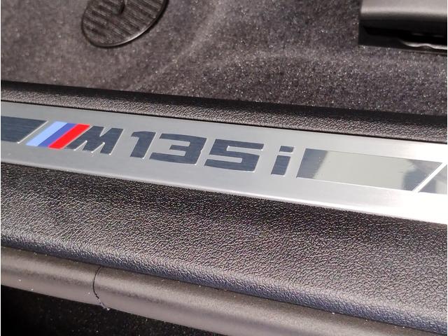 １シリーズ Ｍ１３５ｉ　ｘＤｒｉｖｅ　Ｍプラスパッケージ　パノラマガラスサンルーフ　アクティブクルーズコントロール　ヘッドアップディスプレイ　純正１８インチアルミホイール　ブラックレザーシート　５０周年記念モデル　ワンオーナー（66枚目）