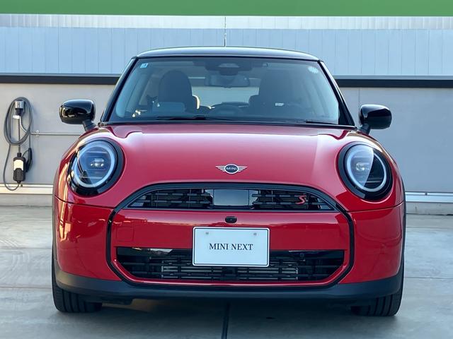 ＭＩＮＩ クーパーＳ　クラシック・トリム　ワンオナ　クラシックトリム　全周囲カメラ　ブラックルーフ　ブラックミラーカバー　純正１７インチアルミ　純正ＨＤＤナビ　　　クロスシート　軽減ブレーキ　アクティブクルーズコントロール　スマートキー（5枚目）