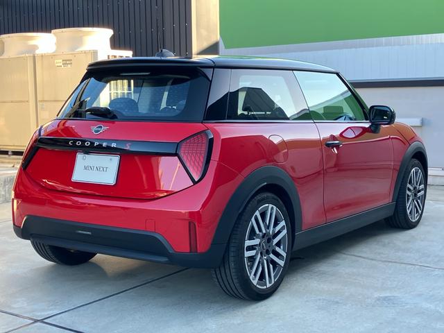 ＭＩＮＩ クーパーＳ　クラシック・トリム　ワンオナ　クラシックトリム　全周囲カメラ　ブラックルーフ　ブラックミラーカバー　純正１７インチアルミ　純正ＨＤＤナビ　　　クロスシート　軽減ブレーキ　アクティブクルーズコントロール　スマートキー（8枚目）