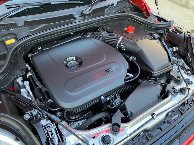 ＭＩＮＩ クーパーＳ　クラシック・トリム　ワンオナ　クラシックトリム　全周囲カメラ　ブラックルーフ　ブラックミラーカバー　純正１７インチアルミ　純正ＨＤＤナビ　　　クロスシート　軽減ブレーキ　アクティブクルーズコントロール　スマートキー（20枚目）