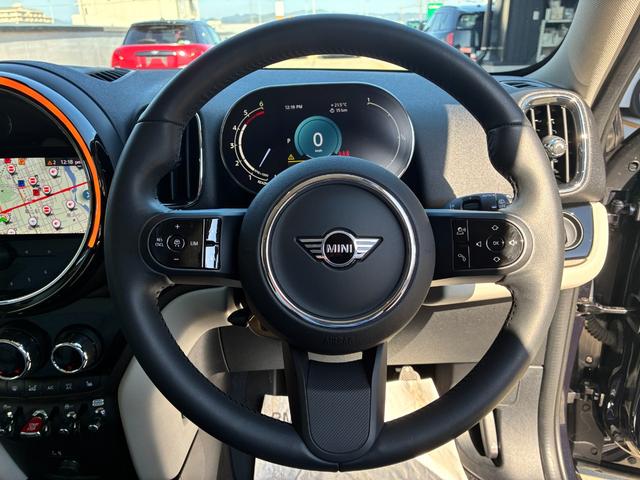 MINI クーパーDクロスオーバープレミアム+Pクラシクトリム 後期型 サテライトグレーレザー シートヒーター アクティブクルーズコントロール アンビエントライト 電動トランク インテリジェントセーフティー SOSコール 液晶メーター ユニオンジャックテールランプ(11枚目)