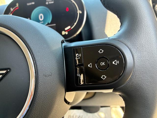 MINI クーパーDクロスオーバープレミアム+Pクラシクトリム 後期型 サテライトグレーレザー シートヒーター アクティブクルーズコントロール アンビエントライト 電動トランク インテリジェントセーフティー SOSコール 液晶メーター ユニオンジャックテールランプ(22枚目)