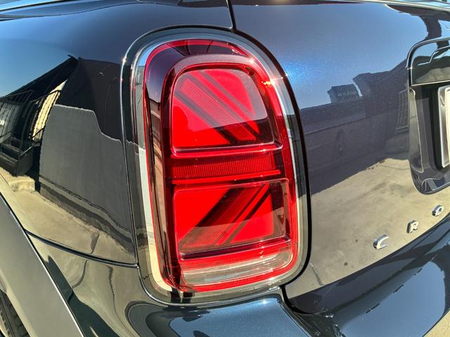 MINI クーパーDクロスオーバープレミアム+Pクラシクトリム 後期型 サテライトグレーレザー シートヒーター アクティブクルーズコントロール アンビエントライト 電動トランク インテリジェントセーフティー SOSコール 液晶メーター ユニオンジャックテールランプ(50枚目)