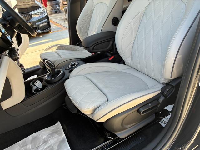 MINI クーパーDクロスオーバープレミアム+Pクラシクトリム 後期型 サテライトグレーレザー シートヒーター アクティブクルーズコントロール アンビエントライト 電動トランク インテリジェントセーフティー SOSコール 液晶メーター ユニオンジャックテールランプ(57枚目)