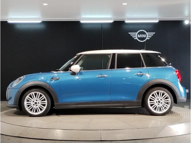 MINI クーパー プレミアムプラスパッケージクラシックトリム カバナシート 前後障害物センサー AppleCarPlay シートヒーター クルーズコントロール 衝突被害軽減ブレーキ ヘッドアップディスプレイ スマートキ― 純正17インチアルミホイール(74枚目)