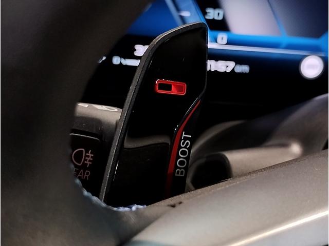 サービス工場では弊社の誇るＢＭＷマイスター資格を取得した熟練メカニックを筆頭にＢＭＷのプロフェッショナルがお客様のお車を整備いたします。