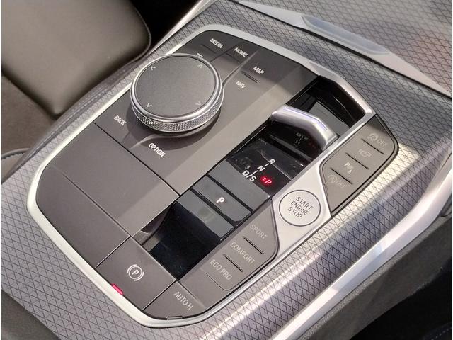 ３シリーズ ３１８ｉ　Ｍスポーツ　コンフォートＰ　シートヒーター　ヘッドアップディスプレイ　全周囲カメラ　１８インチＡＷ　衝突軽減ブレーキ　ステアリングサポート　アクティブクルーズコントロール　電動トランク　ＡｐｐｌｅＣａｒＰｌａｙ（16枚目）