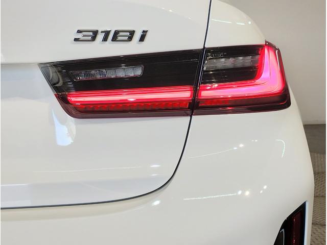 ３シリーズ ３１８ｉ　Ｍスポーツ　コンフォートＰ　シートヒーター　ヘッドアップディスプレイ　全周囲カメラ　１８インチＡＷ　衝突軽減ブレーキ　ステアリングサポート　アクティブクルーズコントロール　電動トランク　ＡｐｐｌｅＣａｒＰｌａｙ（32枚目）