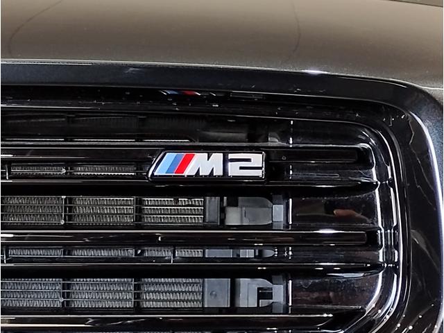 Ｍ２ ベースグレード　ハイラインパッケージ　ワンオーナー車両　ＢＭＷパフォーマンスカーボンフロントスポイラー　ＢＭＷパフォーマンスカーボンリヤスポイラー　ハーマンカードンすポーカー　ブラックレザーシート　シートヒーター　ヘッドアップディスプレイ（32枚目）