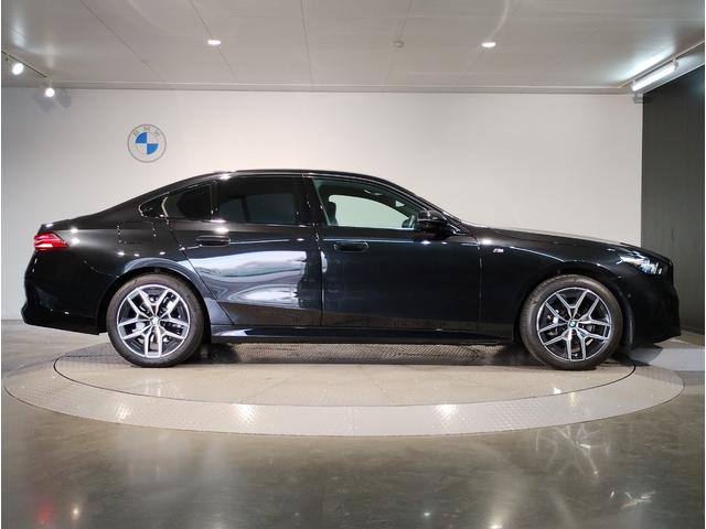 ５シリーズ ５２３ｉ　Ｍスポーツ　コンフォートドライブＰＫＧ　ブラックキドニーグリル　アダプティブサスペンション　ヘッドアップディスプレイ　インテグレイトアクティブステアリング　４ゾーンエアコン　ＡｐｐｌｅＣａｒＰｌａｙ　１９ＡＷ（7枚目）