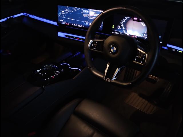 ５シリーズ ５２３ｉ　Ｍスポーツ　コンフォートドライブＰＫＧ　ブラックキドニーグリル　アダプティブサスペンション　ヘッドアップディスプレイ　インテグレイトアクティブステアリング　４ゾーンエアコン　ＡｐｐｌｅＣａｒＰｌａｙ　１９ＡＷ（21枚目）