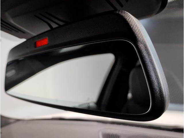 サービス工場では弊社の誇るＢＭＷマイスター資格を取得した熟練メカニックを筆頭にＢＭＷのプロフェッショナルがお客様のお車を整備いたします。