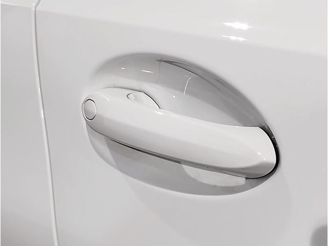 購入していただきましたお車は弊社サービス工場で１００項目にもなる納車前点検を行った後にご納車いたします。