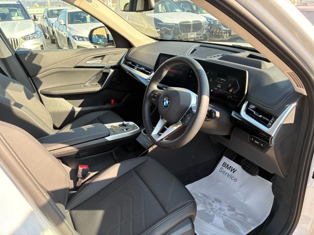 X1 xDrive 20d xライン デモレンタ ヴェガンザブラックレザーシート シートヒーター ハンドルヒーター 電動リヤゲート アンビエントライト ヘッドアップディスプレイ オートハイビーム 全周囲カメラ ワイヤレス充電 18AW(13枚目)