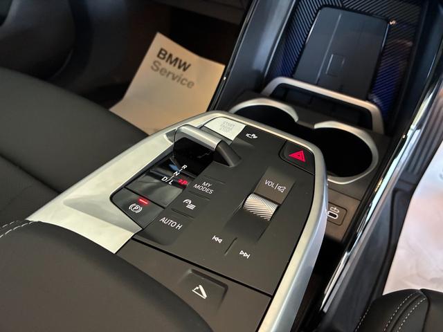 X1 xDrive 20d xライン デモレンタ ヴェガンザブラックレザーシート シートヒーター ハンドルヒーター 電動リヤゲート アンビエントライト ヘッドアップディスプレイ オートハイビーム 全周囲カメラ ワイヤレス充電 18AW(65枚目)