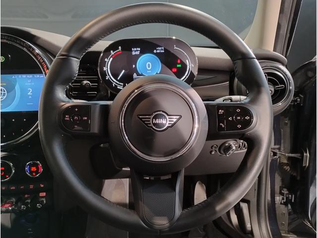 MINI クーパーD クラシック・トリム プレミアムプラスライン パーキングアシスト ドライビングアシスト 衝突被害軽減ブレーキ シートヒーター ワイヤレス充電 オートライト 純正ナビ 障害物センサー センサテックシート クルーズコントロール(11枚目)