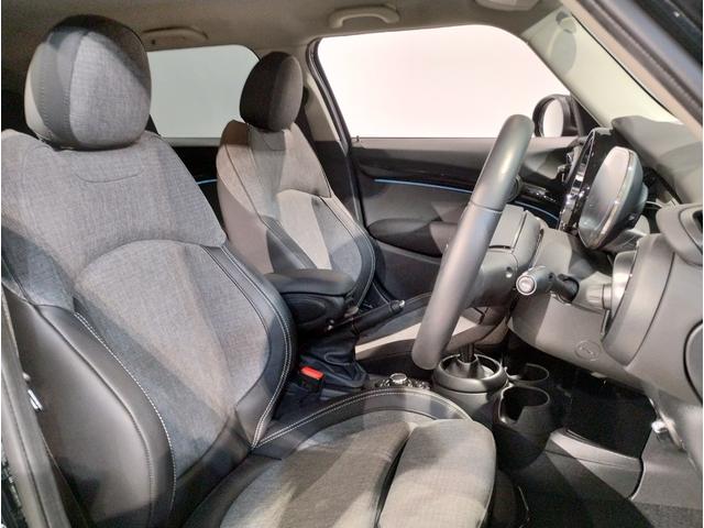 MINI クーパーD クラシック・トリム プレミアムプラスライン パーキングアシスト ドライビングアシスト 衝突被害軽減ブレーキ シートヒーター ワイヤレス充電 オートライト 純正ナビ 障害物センサー センサテックシート クルーズコントロール(14枚目)