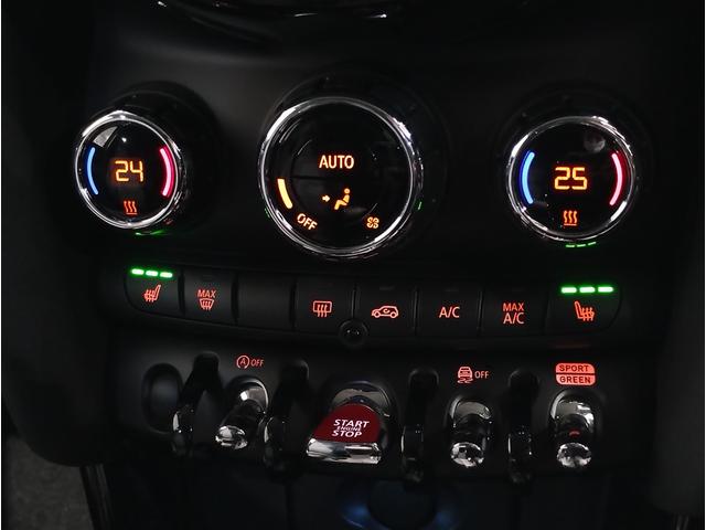 MINI クーパーD クラシック・トリム プレミアムプラスライン パーキングアシスト ドライビングアシスト 衝突被害軽減ブレーキ シートヒーター ワイヤレス充電 オートライト 純正ナビ 障害物センサー センサテックシート クルーズコントロール(17枚目)