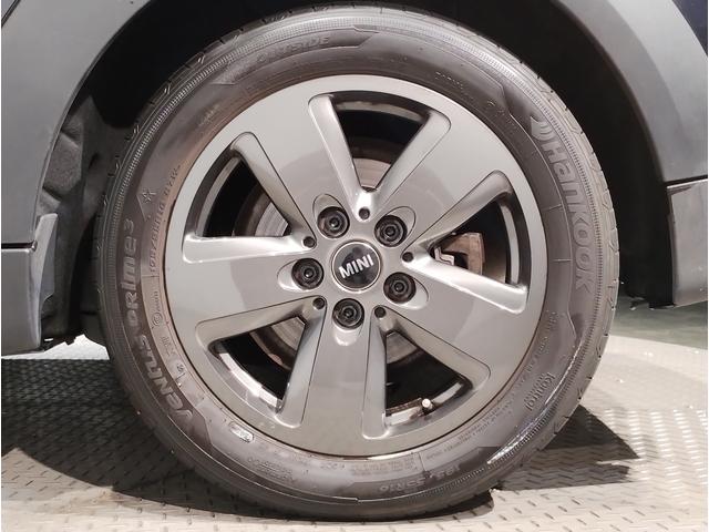 MINI クーパーD クラシック・トリム プレミアムプラスライン パーキングアシスト ドライビングアシスト 衝突被害軽減ブレーキ シートヒーター ワイヤレス充電 オートライト 純正ナビ 障害物センサー センサテックシート クルーズコントロール(29枚目)