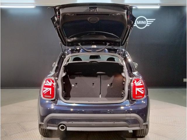MINI クーパーD クラシック・トリム プレミアムプラスライン パーキングアシスト ドライビングアシスト 衝突被害軽減ブレーキ シートヒーター ワイヤレス充電 オートライト 純正ナビ 障害物センサー センサテックシート クルーズコントロール(34枚目)