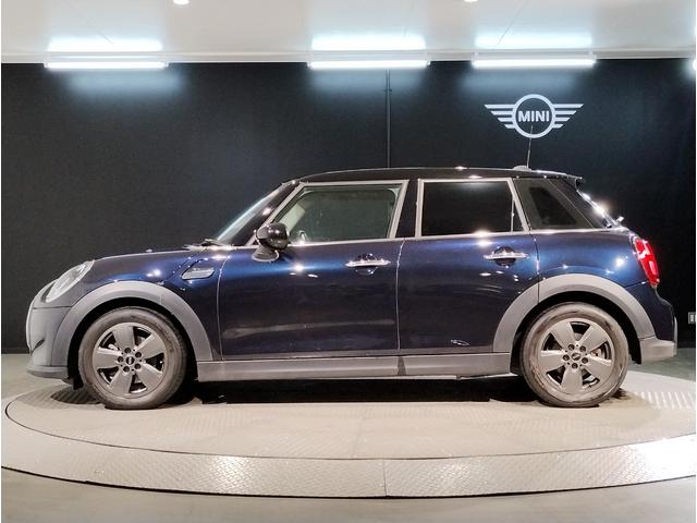 MINI クーパーD クラシック・トリム プレミアムプラスライン パーキングアシスト ドライビングアシスト 衝突被害軽減ブレーキ シートヒーター ワイヤレス充電 オートライト 純正ナビ 障害物センサー センサテックシート クルーズコントロール(66枚目)