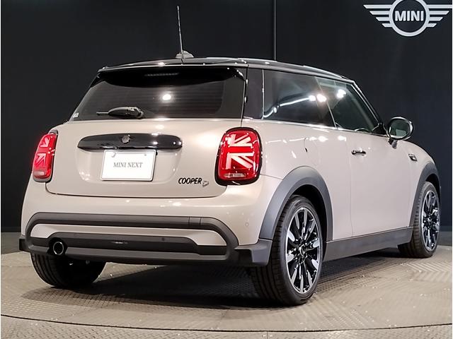 MINI クーパーD カムデン・エディション 特別仕様車 カーボンPKG ACC 軽減ブレーキ ブラックルーフ ブラックミラーカバー スポーツシート アップルカープレイ バックカメラ パークセンサー スマートキー ETC 17インチアルミ(8枚目)