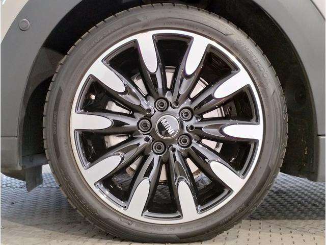 MINI クーパーD カムデン・エディション 特別仕様車 カーボンPKG ACC 軽減ブレーキ ブラックルーフ ブラックミラーカバー スポーツシート アップルカープレイ バックカメラ パークセンサー スマートキー ETC 17インチアルミ(27枚目)