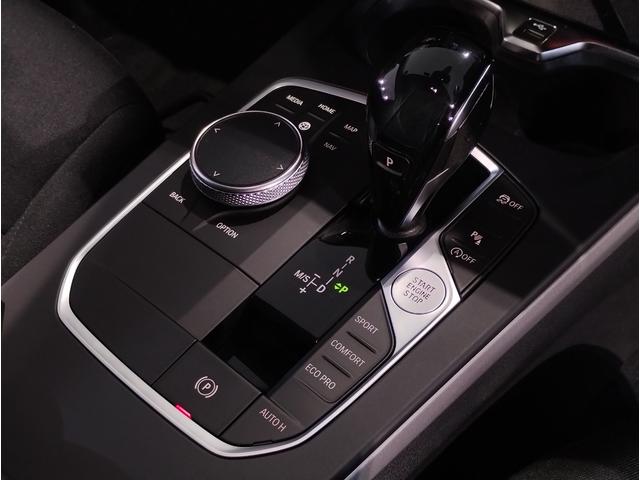 １シリーズ １１８ｉ　プレイ　スマートキー　パーキングアシスト　アンビエントライト　後退アシスト　オートライト　オートワイパー　衝突被害軽減ブレーキ　障害物センサー　電動シート　バックカメラ　　　Ｂｌｕｔｏｏｔｈ搭載車両　純正ナビ（16枚目）