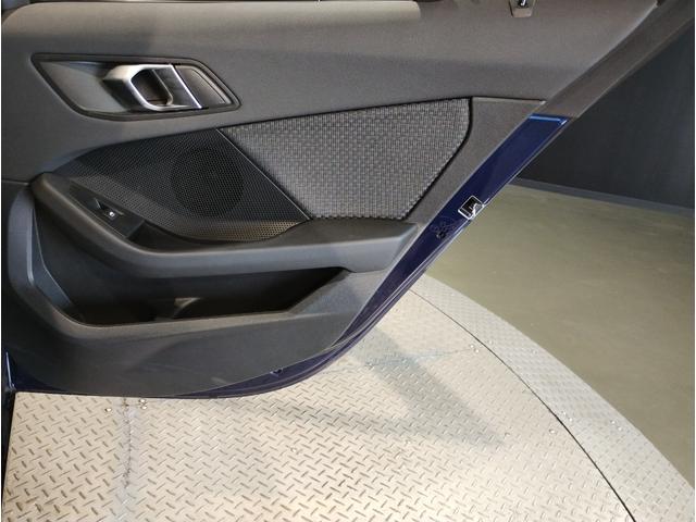 １シリーズ １１８ｉ　プレイ　スマートキー　パーキングアシスト　アンビエントライト　後退アシスト　オートライト　オートワイパー　衝突被害軽減ブレーキ　障害物センサー　電動シート　バックカメラ　　　Ｂｌｕｔｏｏｔｈ搭載車両　純正ナビ（33枚目）