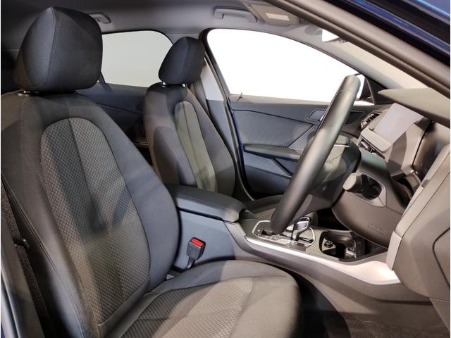 １シリーズ １１８ｉ　プレイ　スマートキー　パーキングアシスト　アンビエントライト　後退アシスト　オートライト　オートワイパー　衝突被害軽減ブレーキ　障害物センサー　電動シート　バックカメラ　　　Ｂｌｕｔｏｏｔｈ搭載車両　純正ナビ（35枚目）