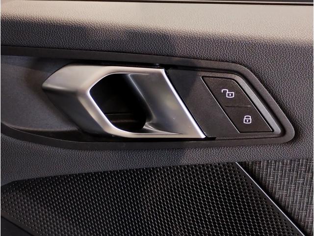 １シリーズ １１８ｉ　プレイ　スマートキー　パーキングアシスト　アンビエントライト　後退アシスト　オートライト　オートワイパー　衝突被害軽減ブレーキ　障害物センサー　電動シート　バックカメラ　　　Ｂｌｕｔｏｏｔｈ搭載車両　純正ナビ（53枚目）