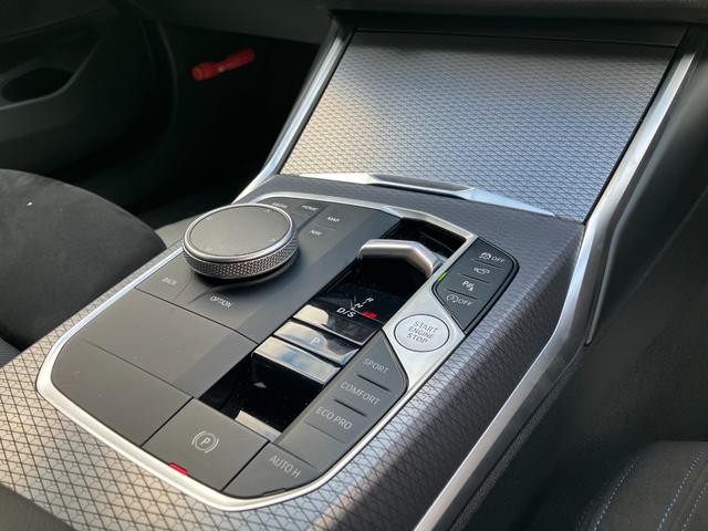 3シリーズ 320d xDriveツーリング Mスポーツ 弊社デモカー ヘッドアップディスプレイ アクティブクルーズコントロール 全周囲カメラ 衝突被害軽減ブレーキ ステアリングヒーター シートヒーター 電動リアゲート アップルカープレイ 4WD(16枚目)