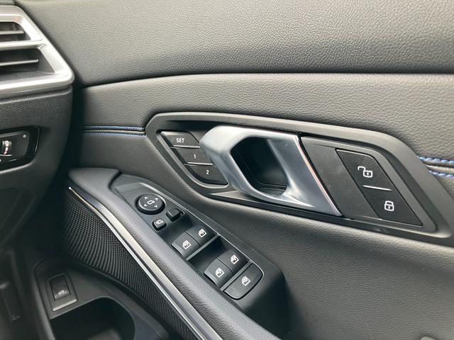 3シリーズ 320d xDriveツーリング Mスポーツ 弊社デモカー ヘッドアップディスプレイ アクティブクルーズコントロール 全周囲カメラ 衝突被害軽減ブレーキ ステアリングヒーター シートヒーター 電動リアゲート アップルカープレイ 4WD(27枚目)