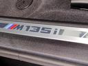 Ｍ１３５ｉ　ｘＤｒｉｖｅ　Ｍプラスパッケージ　パノラマガラスサンルーフ　アクティブクルーズコントロール　ヘッドアップディスプレイ　純正１８インチアルミホイール　ブラックレザーシート　５０周年記念モデル　ワンオーナー（66枚目）