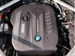 サービス工場では弊社の誇るＢＭＷマイスター資格を取得した熟練メカニックを筆頭にＢＭＷのプロフェッショナルがお客様のお車を整備いたします。 5