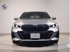 サービス工場では弊社の誇るＢＭＷマイスター資格を取得した熟練メカニックを筆頭にＢＭＷのプロフェッショナルがお客様のお車を整備いたします。 5