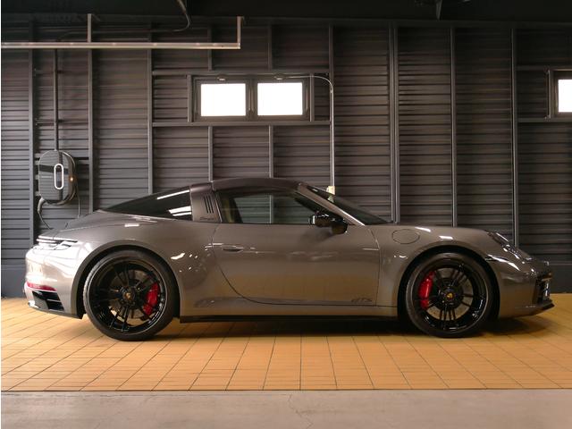 911 911タルガ4GTS エクステリアパッケージハイグロスブラック トラフィックジャムアシスト付ACC パワーステアリングプラス ヘッドレストポルシェクレスト プライバシーガラス レーン チェンジアシスト(5枚目)