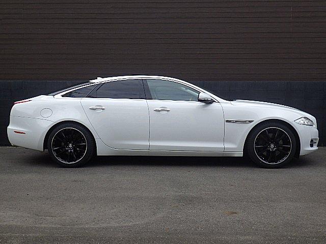 XJ XJ プレミアムラグジュアリー 黒革シート パノラミックサンルーフ  純正20インチアルミブラックポリッシュガリ傷 無しタイヤ4本新品装着済み MERIDIANプレミアムサウンド(5枚目)