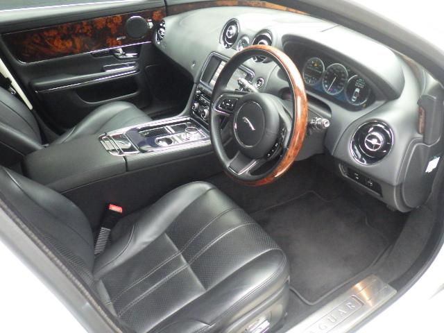 XJ XJ プレミアムラグジュアリー 黒革シート パノラミックサンルーフ  純正20インチアルミブラックポリッシュガリ傷 無しタイヤ4本新品装着済み MERIDIANプレミアムサウンド(11枚目)