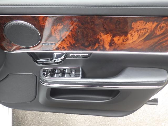 XJ XJ プレミアムラグジュアリー 黒革シート パノラミックサンルーフ  純正20インチアルミブラックポリッシュガリ傷 無しタイヤ4本新品装着済み MERIDIANプレミアムサウンド(12枚目)