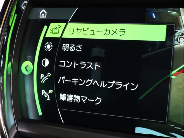 ＭＩＮＩ クーパーＳＤ　クラブマン　チリパッケージ　走行モード切替機構　スマートキー　ＬＥＤヘッドライト　リアコーナーセンサー　クルーズコントロール　バックカメラ　左右独立調整エアコン　シートヒーター　カラー可変アンビエントライト（6枚目）