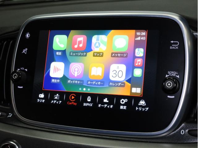 アバルト５９５Ｃ ツーリズモ　禁煙車　ブラウンレザーシート　Ａｐｐｌｅ　ＣａｒＰｌａｙ・Ａｎｄｒｏｉｄ　Ａｕｔｏ対応　１７インチアルミホイール　バイキセノンライト　リアコーナーセンサー　オートエアコン　電動ソフトトップ　ブースト計（4枚目）