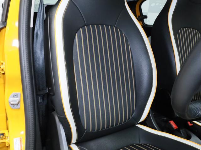 トゥインゴ インテンス　禁煙車　Ａｐｐｌｅ　ＣａｒＰｌａｙ対応　バックカメラ　リアコーナーセンサー　ＥＴＣ　シートヒーター　純正サブウーファー　純正キャリア　純正ドライブレコーダー　マニュアルモード付　ハーフレザーシート（9枚目）