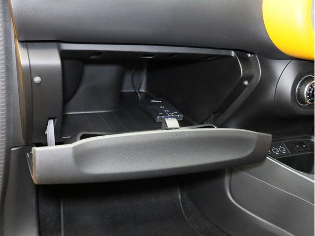 トゥインゴ インテンス　禁煙車　Ａｐｐｌｅ　ＣａｒＰｌａｙ対応　バックカメラ　リアコーナーセンサー　ＥＴＣ　シートヒーター　純正サブウーファー　純正キャリア　純正ドライブレコーダー　マニュアルモード付　ハーフレザーシート（56枚目）