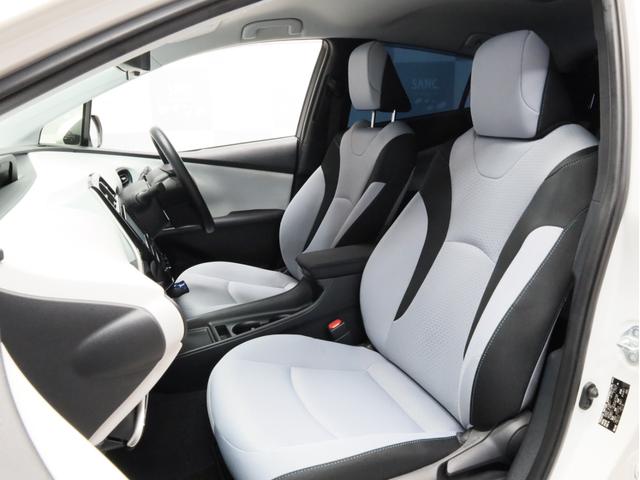 プリウス ＳセーフティプラスＩＩ　禁煙車　レーダークルーズコントロール　レーントレーシングアシスト　純正ナビＴＶ　Ｂｌｕｅｔｏｏｔｈ接続　バックカメラ　デジタルルームミラー　ブラインドスポット　ＬＥＤヘッドライト　オートハイビーム（11枚目）
