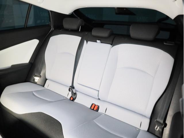 プリウス ＳセーフティプラスＩＩ　禁煙車　レーダークルーズコントロール　レーントレーシングアシスト　純正ナビＴＶ　Ｂｌｕｅｔｏｏｔｈ接続　バックカメラ　デジタルルームミラー　ブラインドスポット　ＬＥＤヘッドライト　オートハイビーム（12枚目）