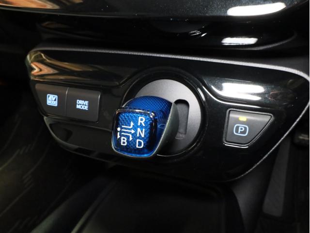 プリウス ＳセーフティプラスＩＩ　禁煙車　レーダークルーズコントロール　レーントレーシングアシスト　純正ナビＴＶ　Ｂｌｕｅｔｏｏｔｈ接続　バックカメラ　デジタルルームミラー　ブラインドスポット　ＬＥＤヘッドライト　オートハイビーム（14枚目）