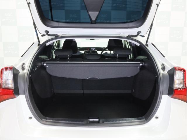 プリウス ＳセーフティプラスＩＩ　禁煙車　レーダークルーズコントロール　レーントレーシングアシスト　純正ナビＴＶ　Ｂｌｕｅｔｏｏｔｈ接続　バックカメラ　デジタルルームミラー　ブラインドスポット　ＬＥＤヘッドライト　オートハイビーム（19枚目）