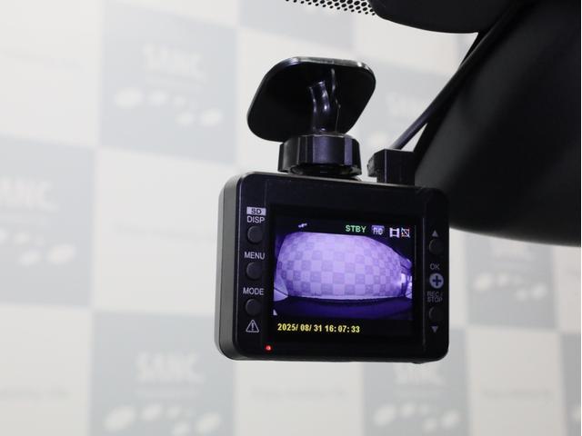 プリウス ＳセーフティプラスＩＩ　禁煙車　レーダークルーズコントロール　レーントレーシングアシスト　純正ナビＴＶ　Ｂｌｕｅｔｏｏｔｈ接続　バックカメラ　デジタルルームミラー　ブラインドスポット　ＬＥＤヘッドライト　オートハイビーム（21枚目）